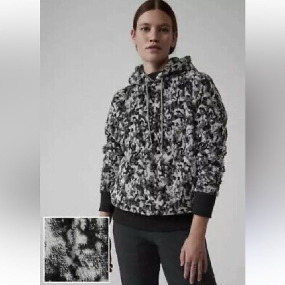 EXCELLENT CONDITION ATHLETA LARGE GLACIER BLACK TUGGA SHERPA JACQUARD HOODIE